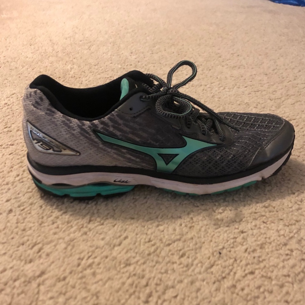 Mixing Wave Rider Tennis shoes